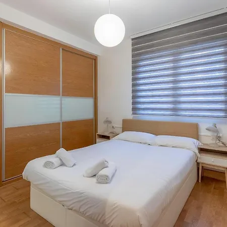 Market With Parking By Aston Apartment *